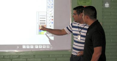 <span class="hpt_headertitle">Docentes de Inglés se capacitan en uso de pizarras inteligentes</span>